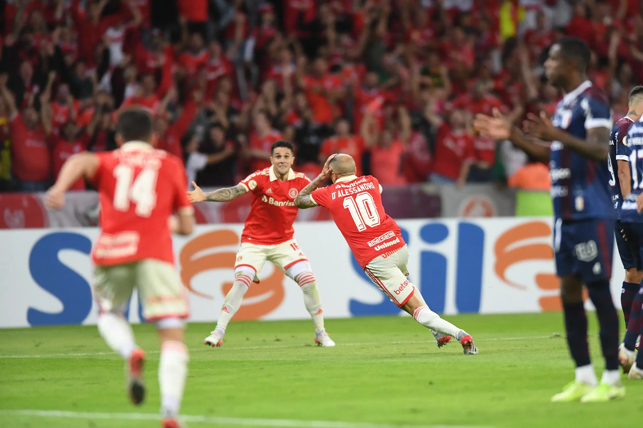 D'Alessandro comemora gol e defesa do Fortaleza lamenta