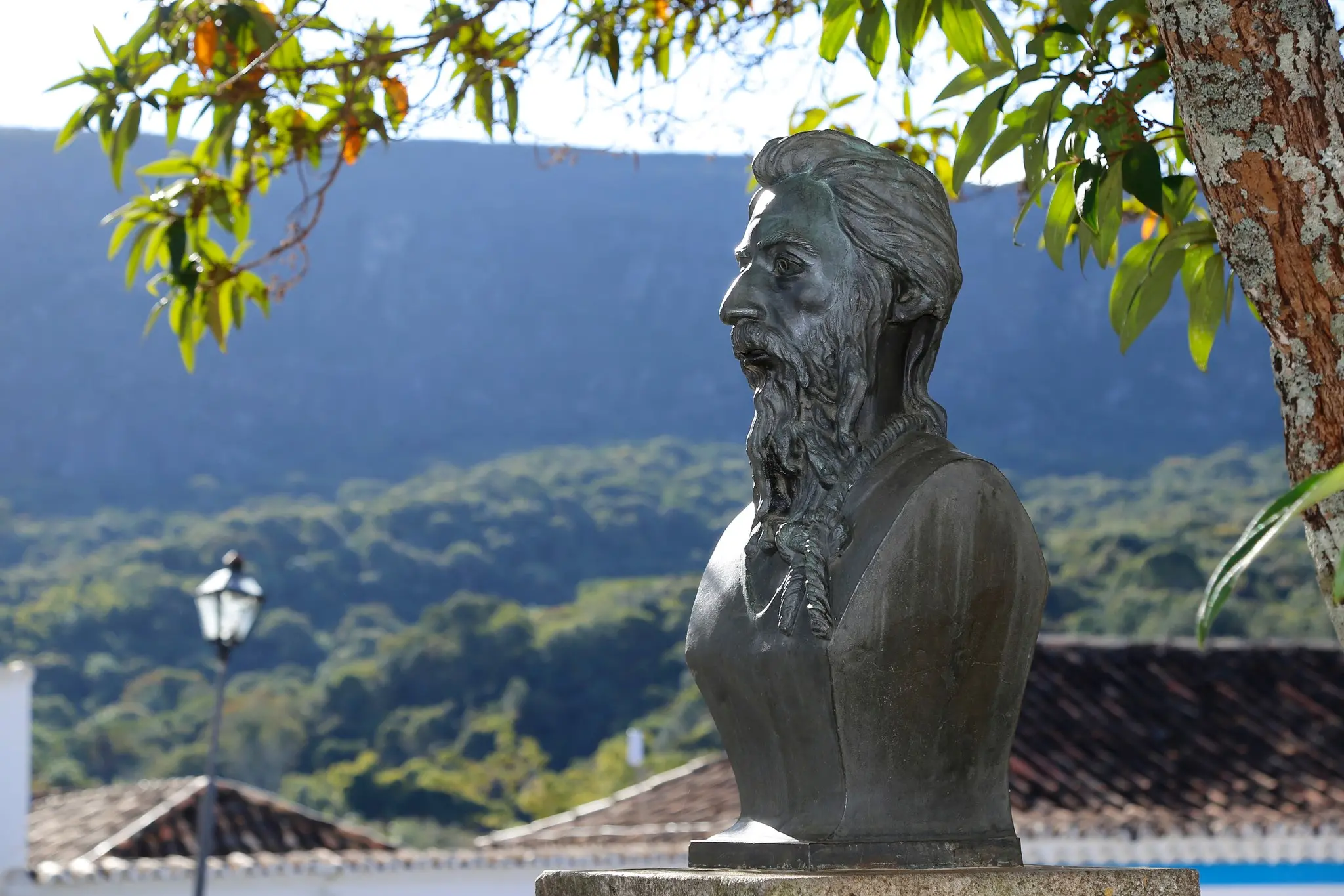 Estátua metálica de Tiradentes representando o alferes em via pública