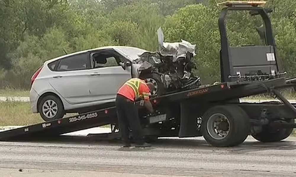 Carro destruído em acidente de trânsito