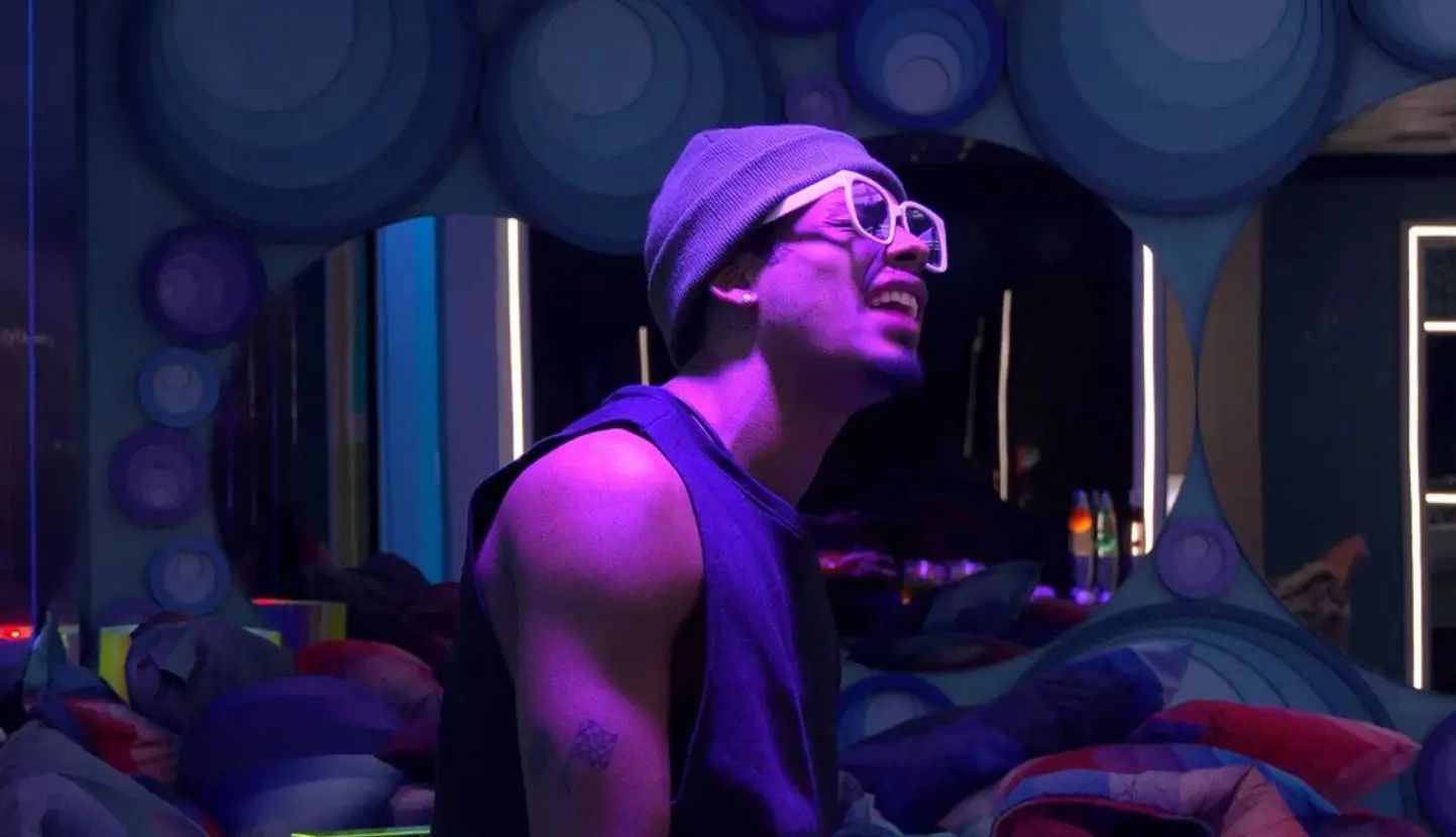 Paulo André cantando música sozinho durante festa no BBB 22