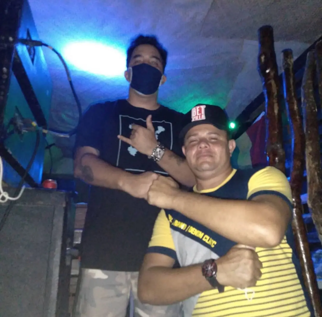 A reportagem apurou que as vítimas são Thiago Maurício Sá Pereira, conhecido como 'Thiago Poeta', 36; e Robervânio Alves Silva, o 'Catita', 34