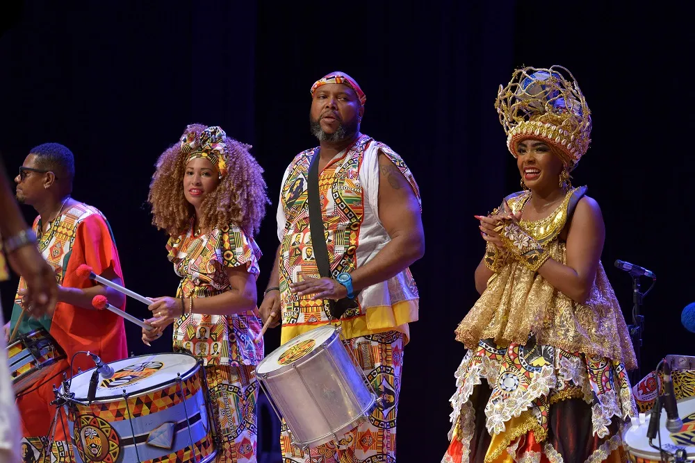 O continente africano é tema do primeiro segmento de músicas do espetáculo, com canções que homenageiam países como Angola, Guiné e Costa do Marfim
