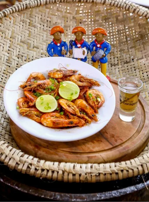 O camarão alho e óleo é um dos petiscos presentes no Combo Serrano