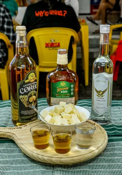 No combo patrimônio, são oferecidas  3 doses de cachaça cearense + 1 petisco