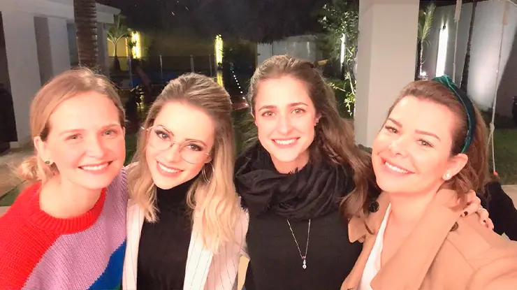 Eduarda Porto e Fernanda Souza ao lado das amigas Sandy e Fernanda Rodrigues