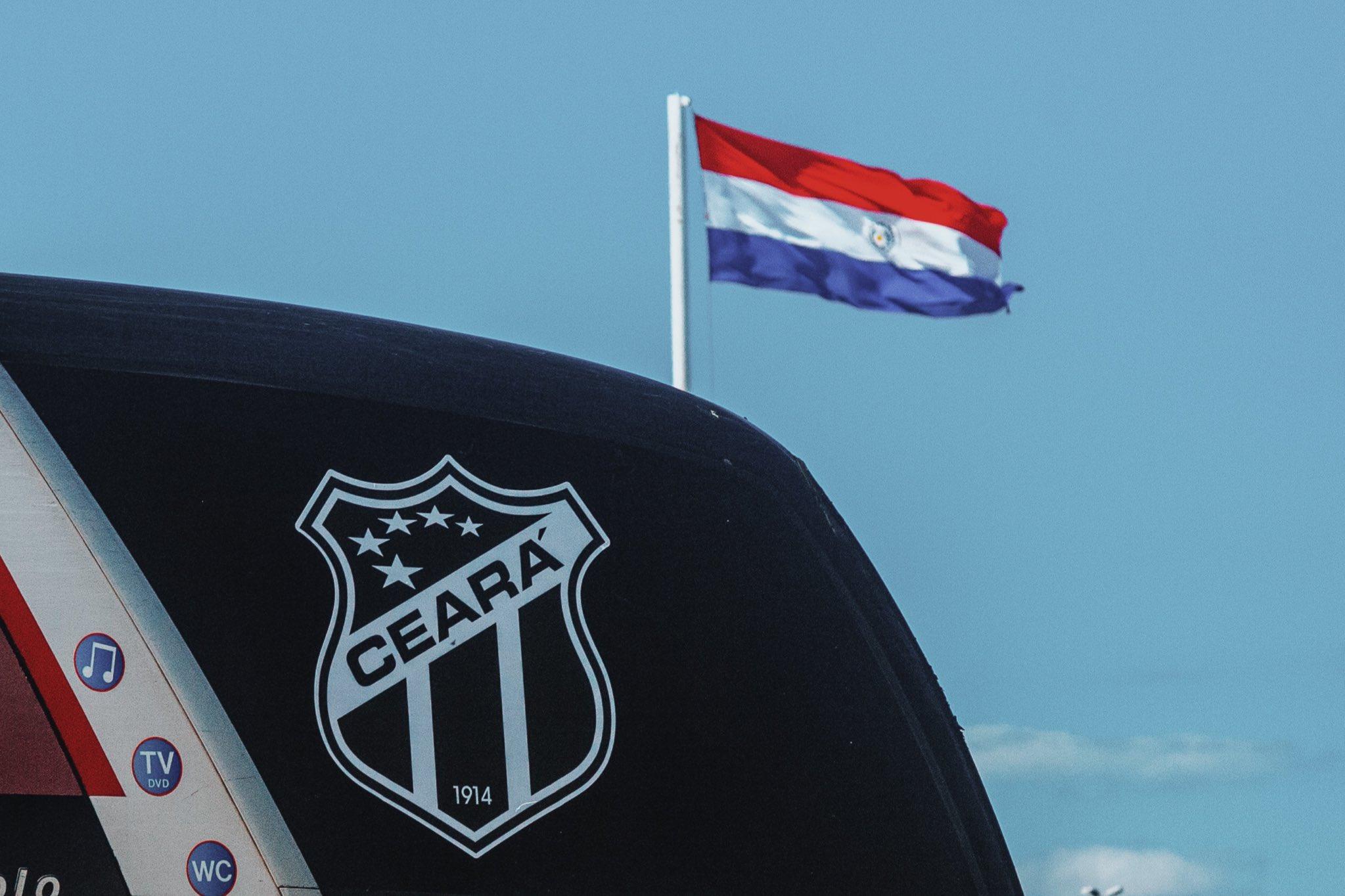 Escudo do Ceará na frente da bandeira do Paraguai
