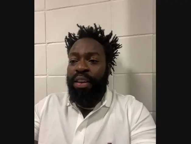 DG de camisa branca em coletiva