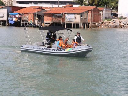pescadores sendo resgatados em barco da marinha do brasil