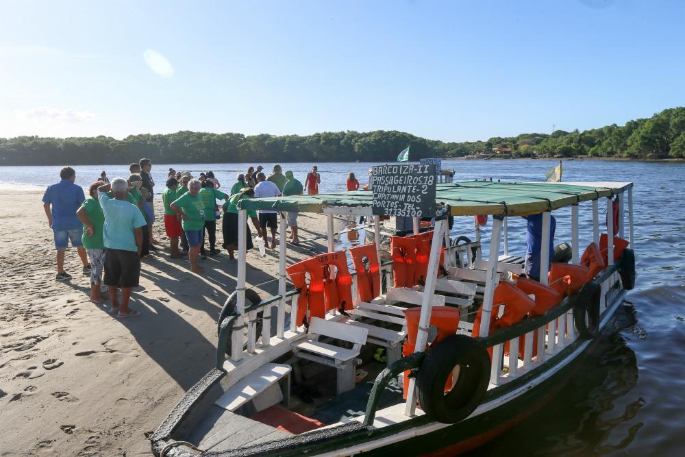 Tripulantes podem tomar banho durante parada no passeio pelo Rio Ceará