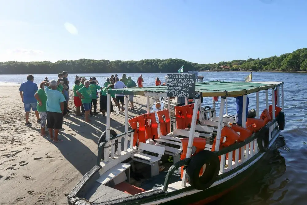 Tripulantes podem tomar banho durante parada no passeio pelo Rio Ceará