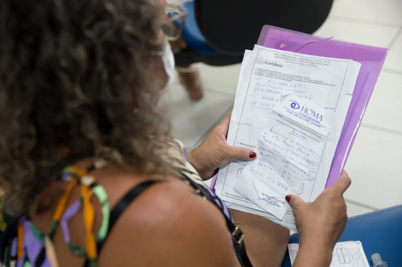 A quantidade de documento solicitado também tem deixado Marlene cada vez mais incomodada