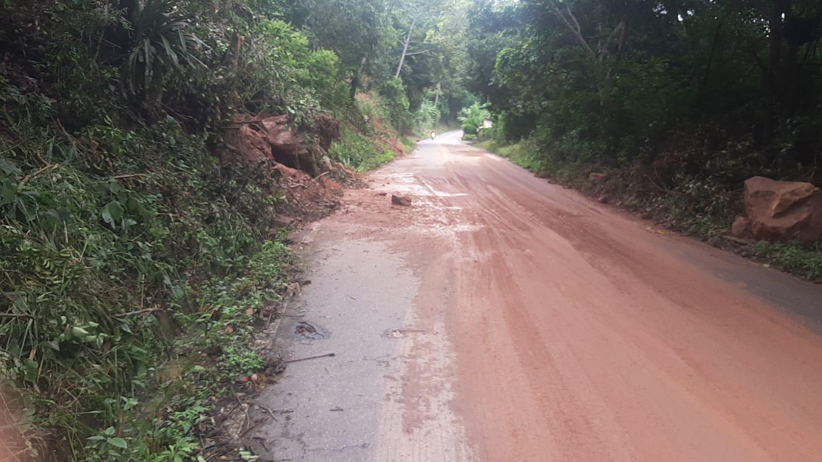 Imagem mostra trecho de rodovia de acesso à Guaramiranga liberado, após ser bloqueado por deslizamento registrado após chuvas serem observadas na região no dia 29 de abril de 2022