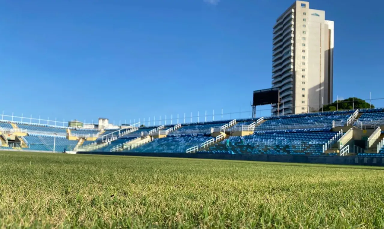 O estádio Presidente Vargas contou com a instalação de um novo gramado