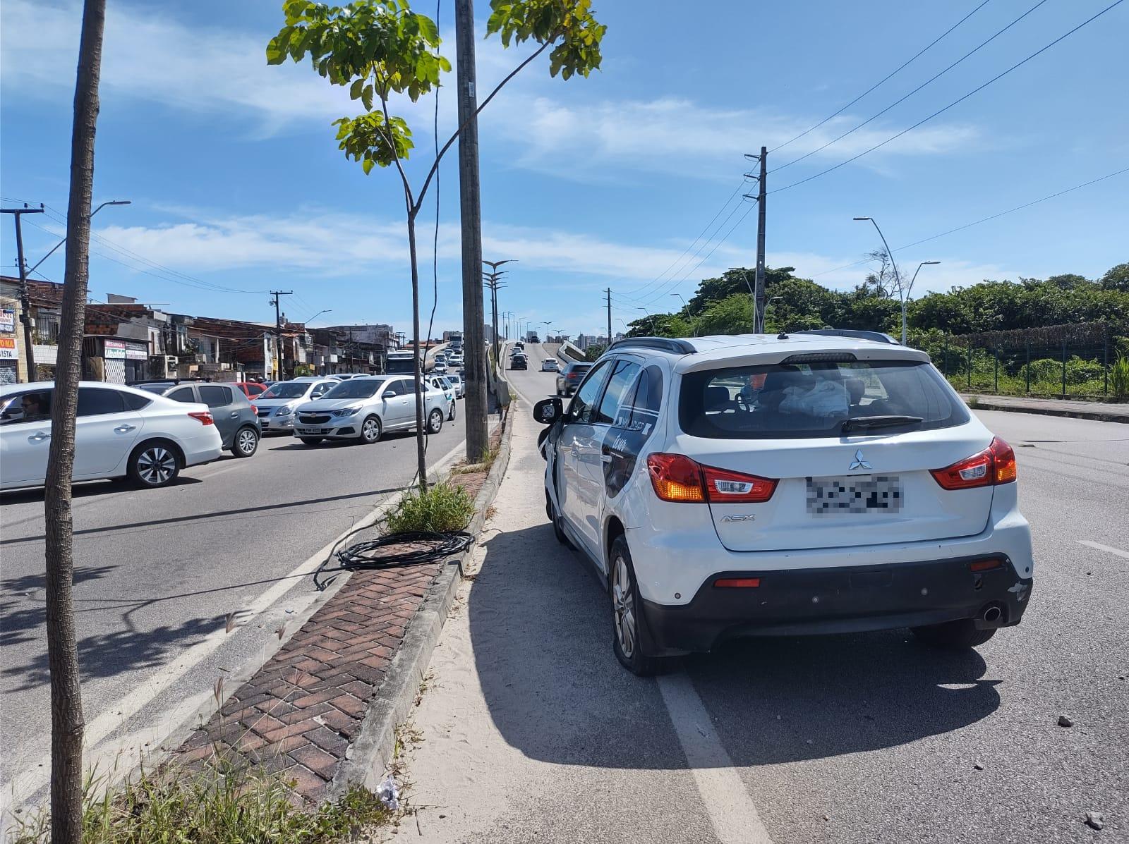 Carro que derrubou poste na Avenida Raul Barbosa