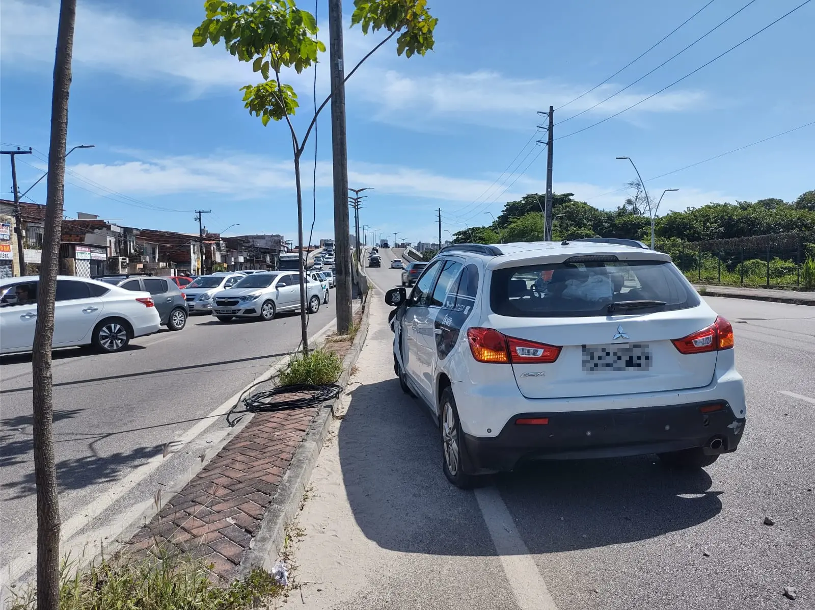 Carro que derrubou poste na Avenida Raul Barbosa