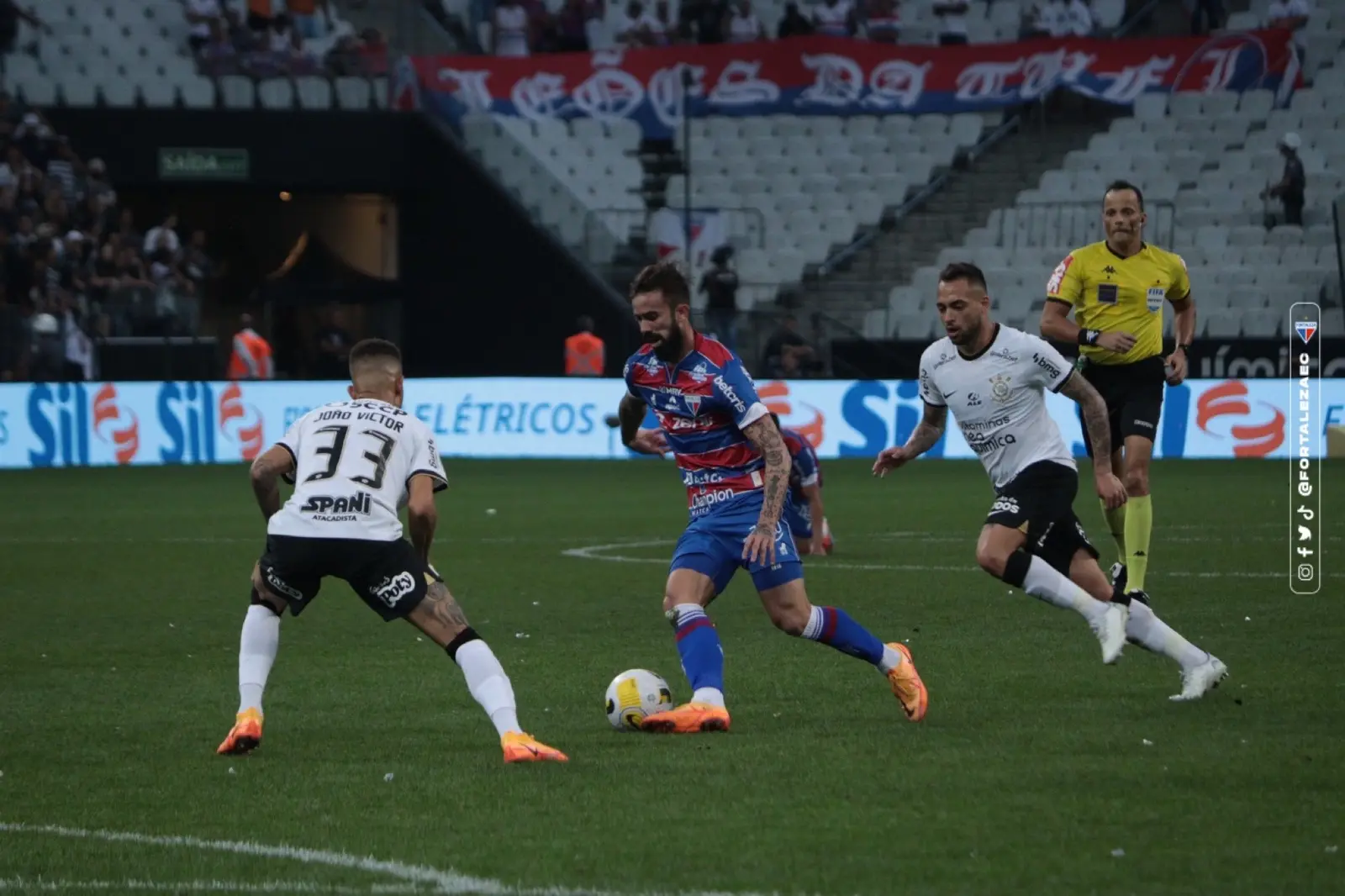 Matheus Vargas, do Fortaleza, conduz bola contra marcação do Corinthians