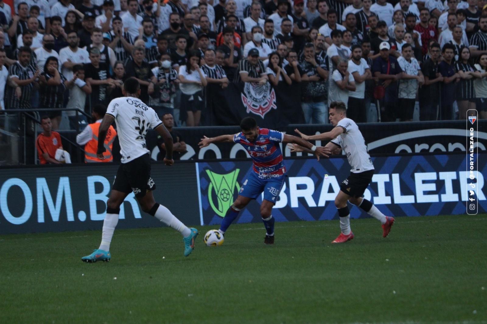 Atletas de Fortaleza e Corinthians disputam bola