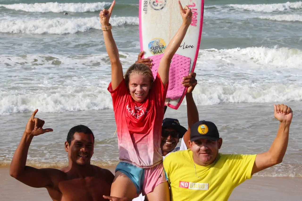 Ana Luiza, da Paraíba, conquistou duas categorias da 2ª etapa do Circuito Cearense de Surf 2022
