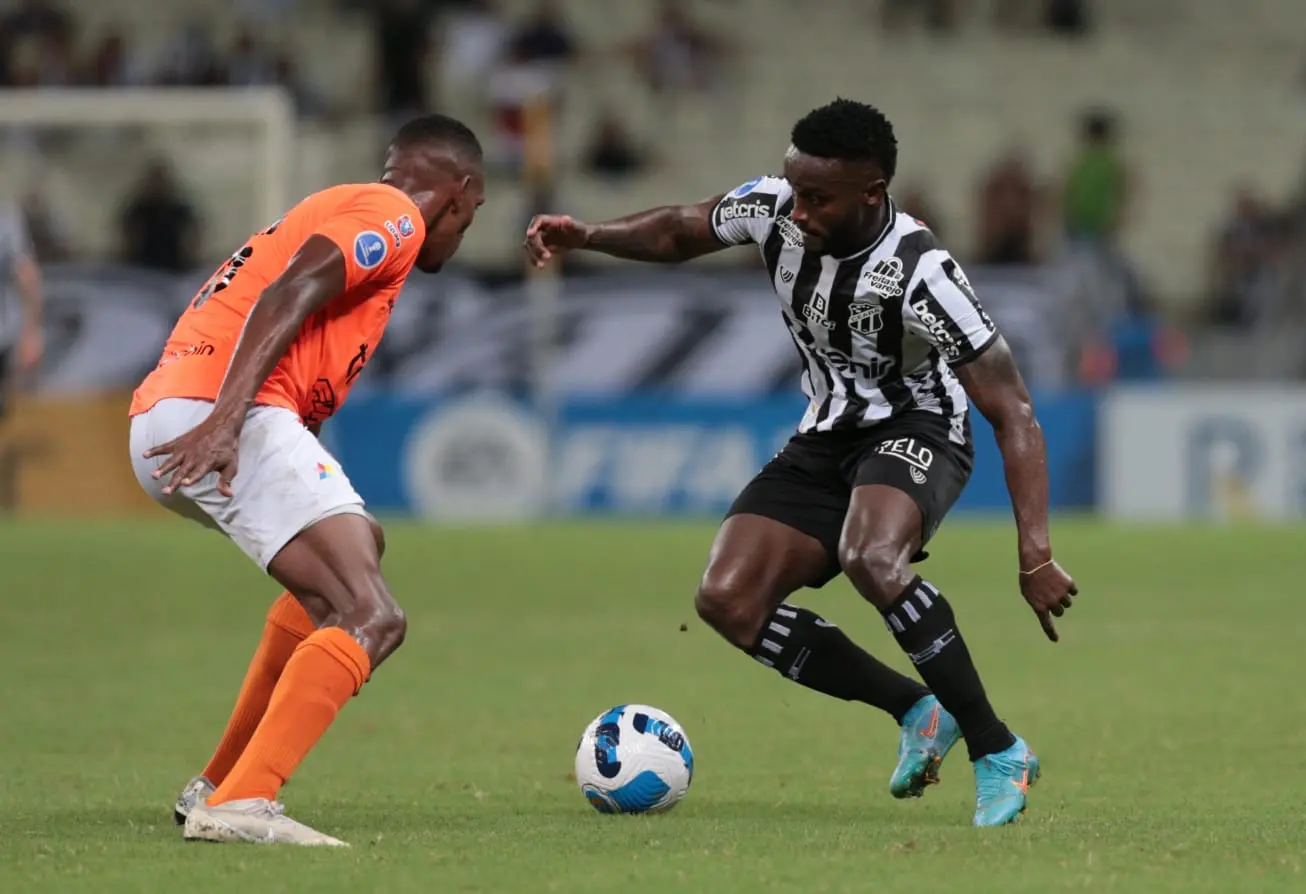 Atletas de Ceará e La Guaira disputam bola