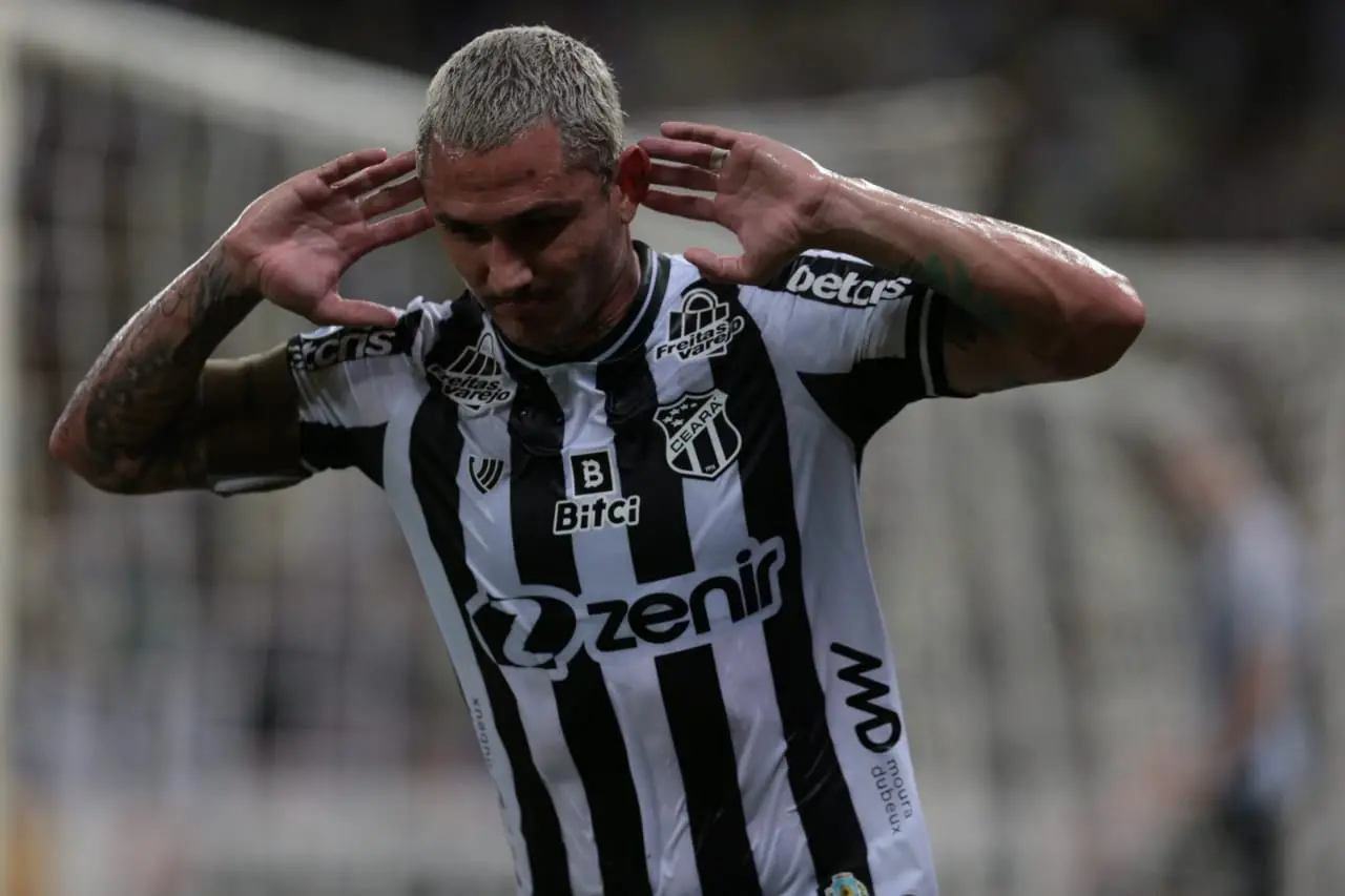 Vina comemora gol pelo Ceará
