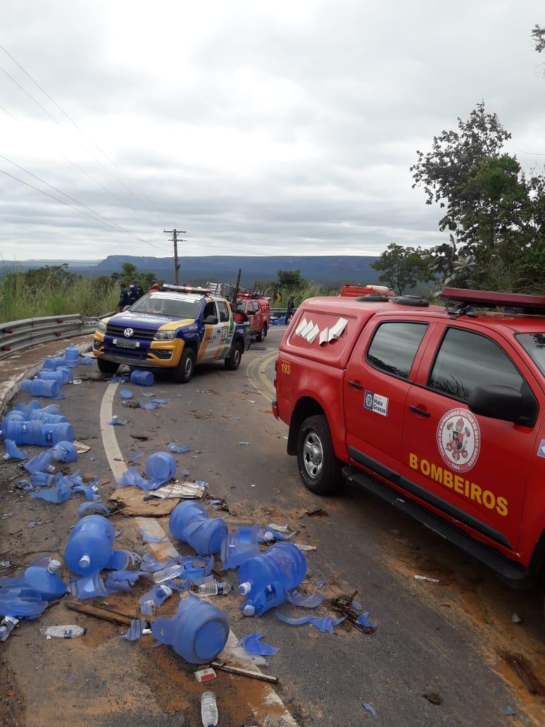 garrafões de água destruídos e espalhados em rodovia no mato grosso