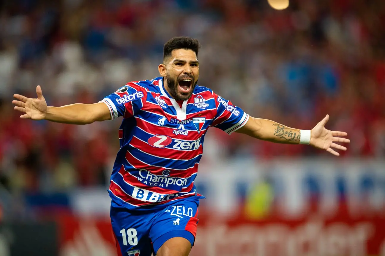 Romero comemora gol com braços abertos