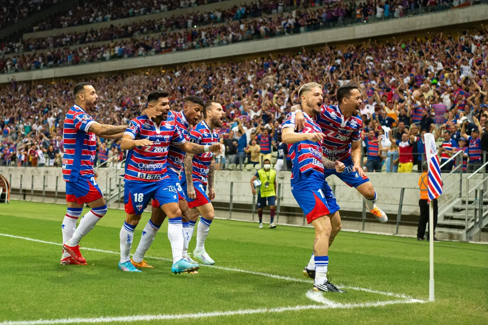 Elenco do Fortaleza comemora gol
