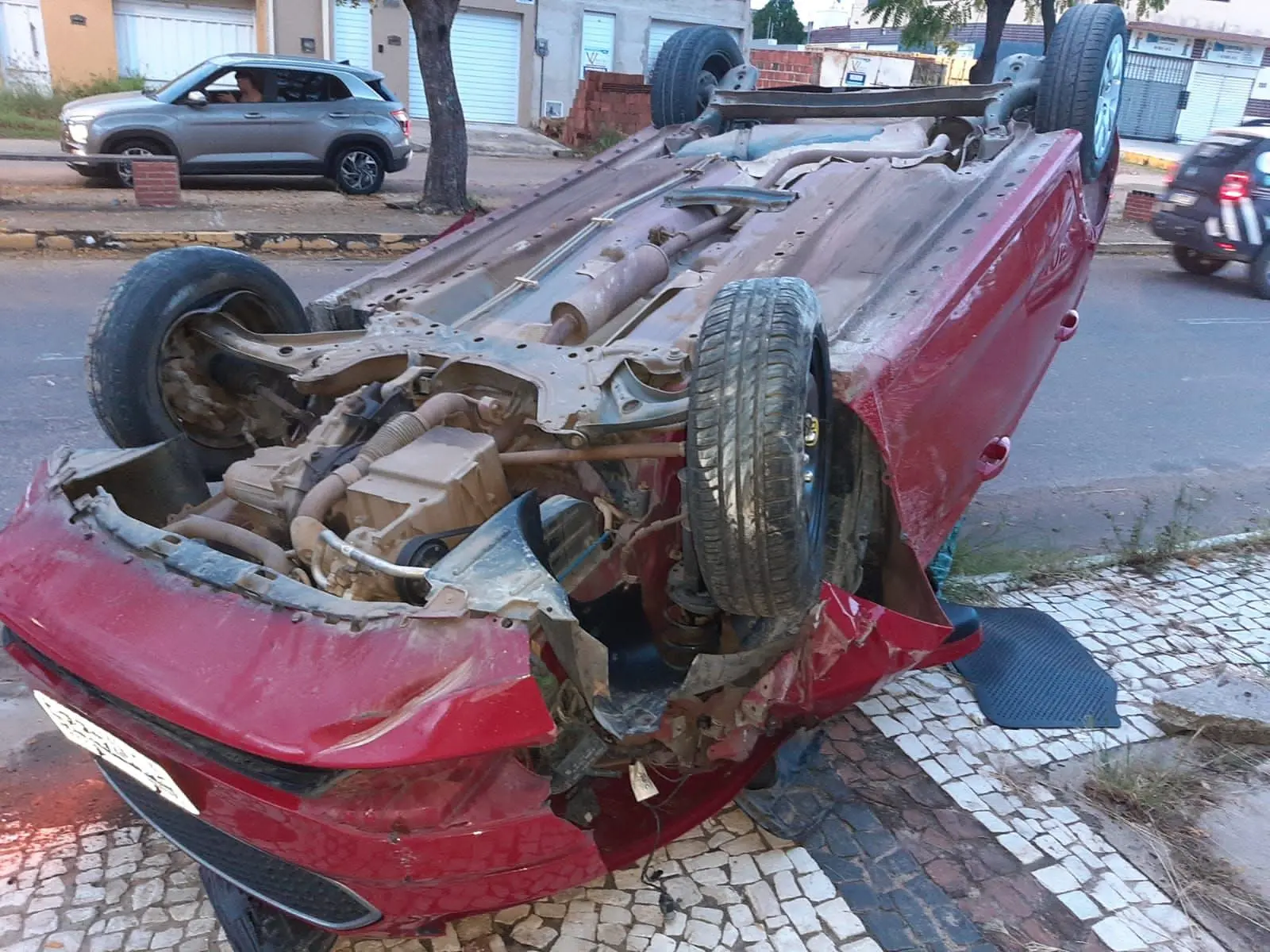 Carro de Wanderley ficou destruído