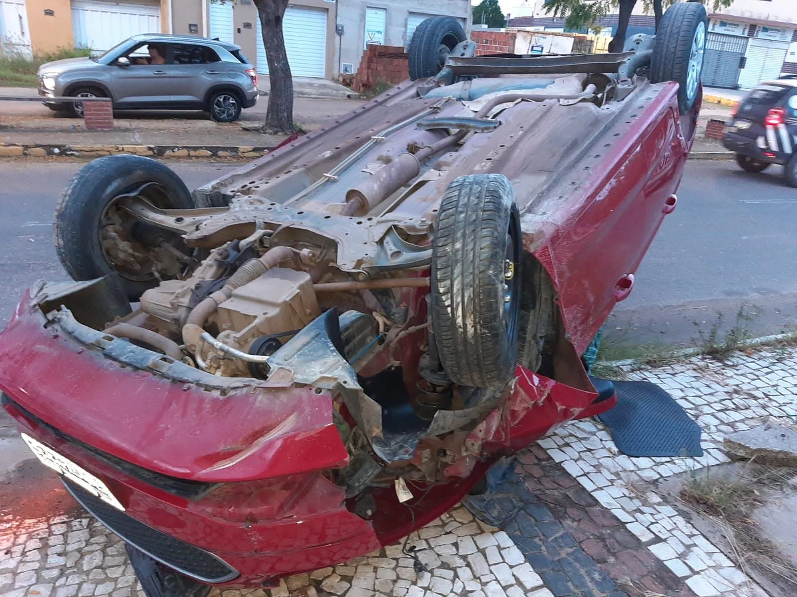 Carro de Wanderley capotou e ficou destruído