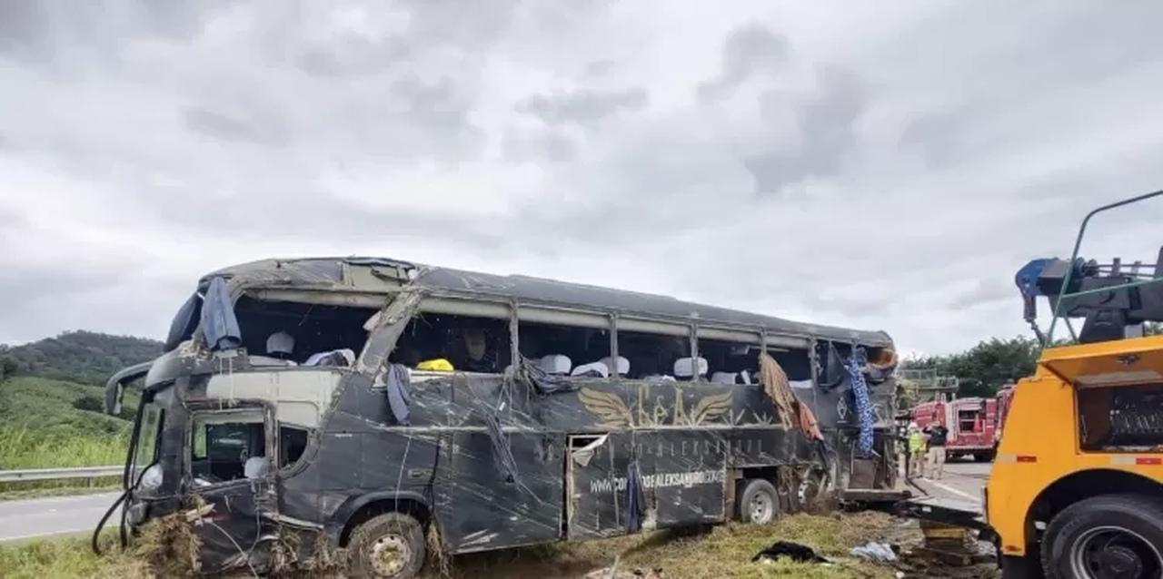 ônibus da dupla sertaneja sofre acidente