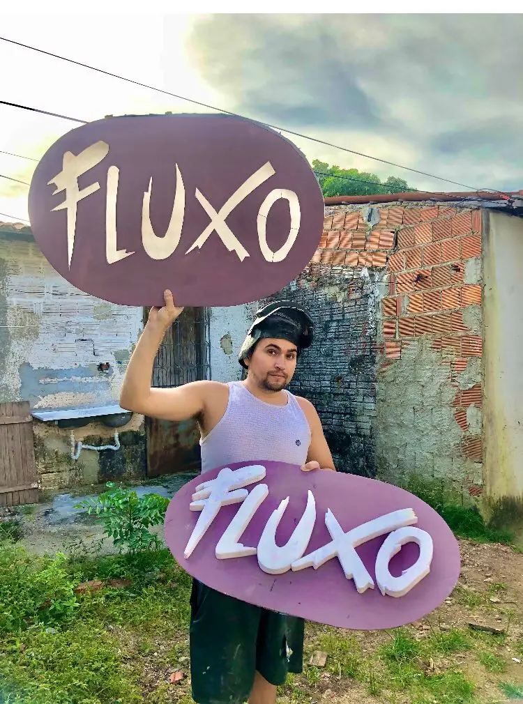 José Feitosa mostra cartaz com nome 