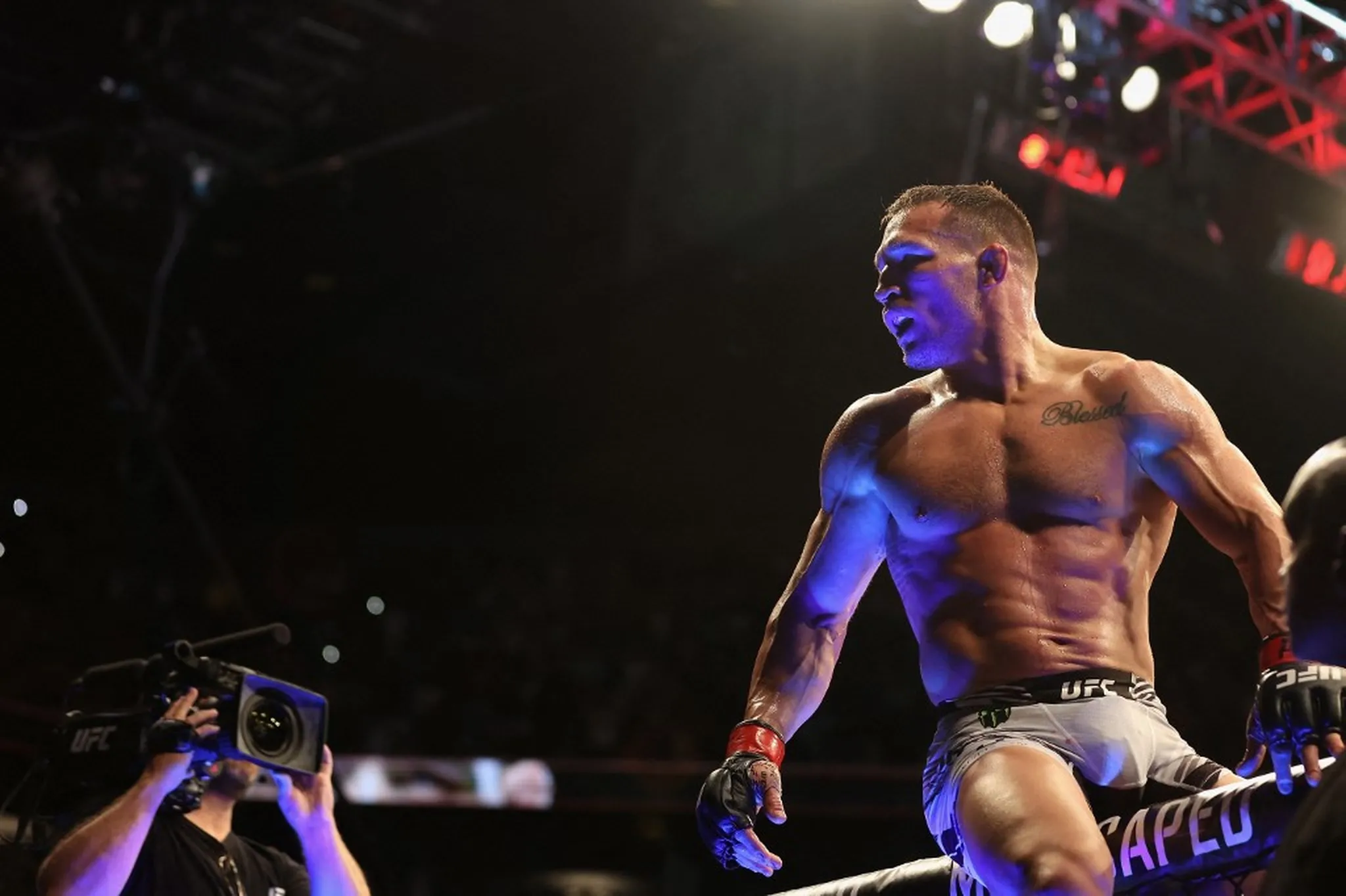 Michael Chandler venceu Tony Ferguson no UFC 274