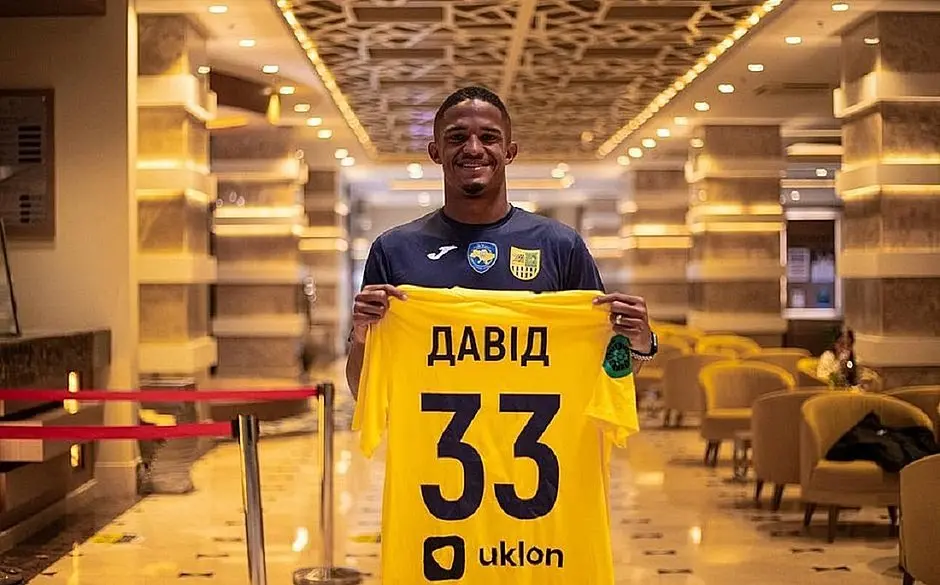 David posa para foto com a camisa do Metalist, da Ucrânia