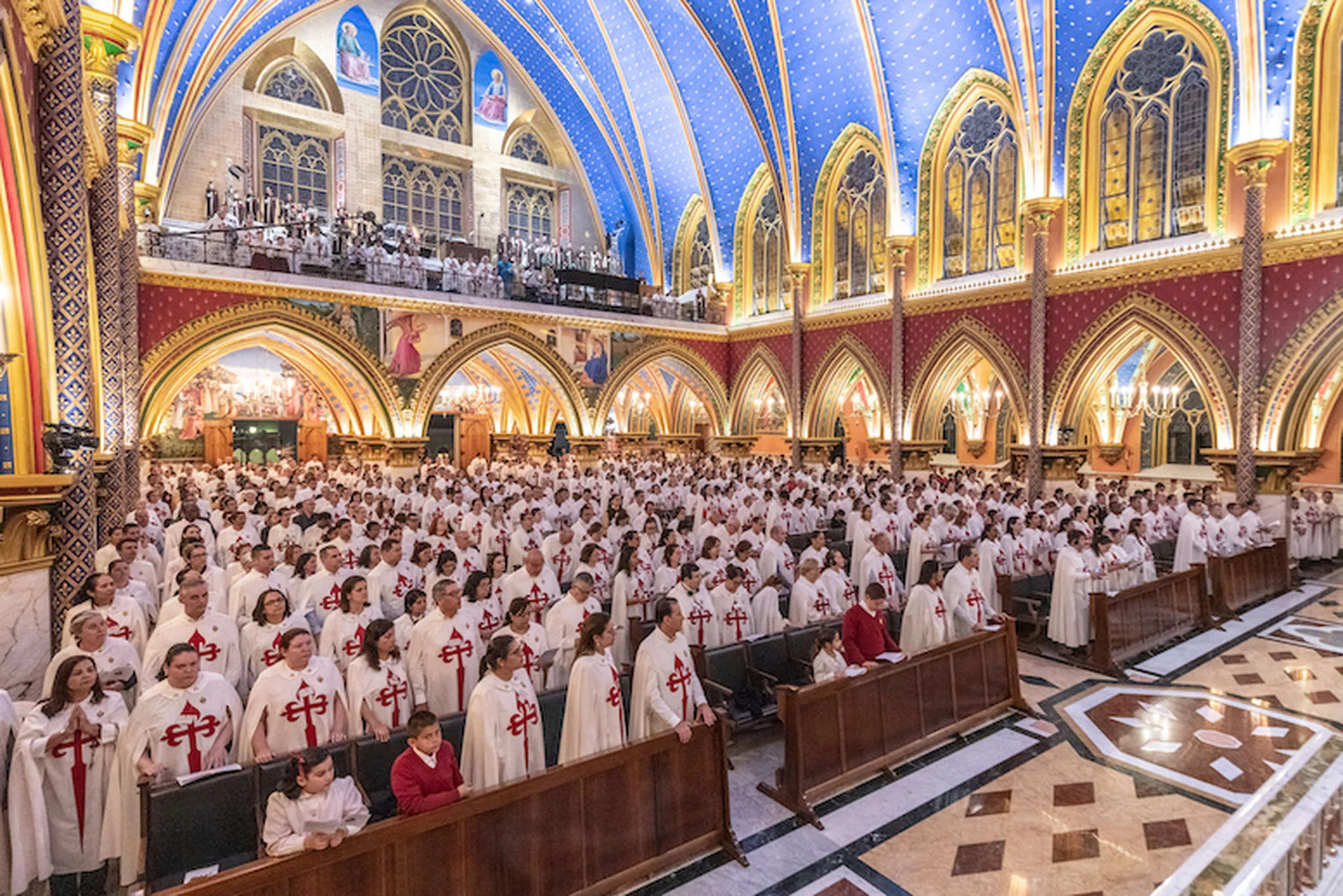 O recrutamento dos estudantes acontece em igrejas católicas e em visitas de membros a escolas.