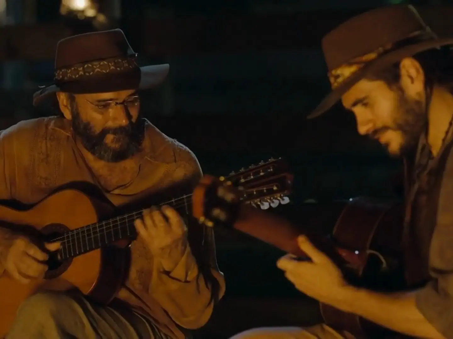 Almir Sater e Gabriel Sater em cena de Pantanal