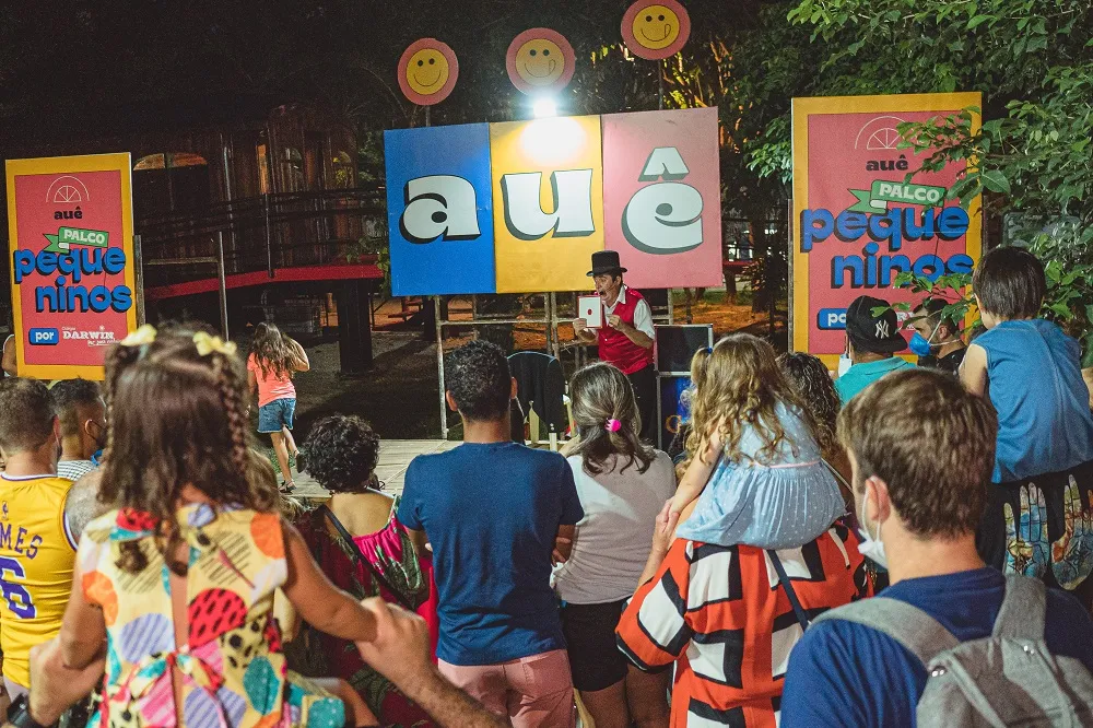 Atrações musicais, teatrais e de palhaçaria – estas duas com grande incidência entre o público infantil – encantam e motivam
