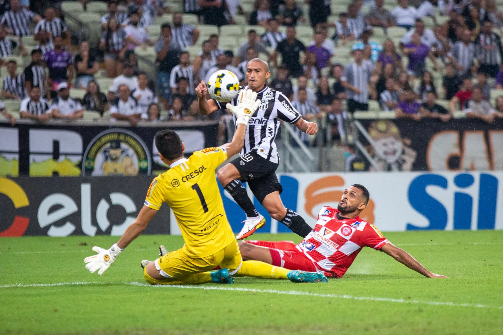 Nino Paraíba finaliza para o gol em jogo do Ceará