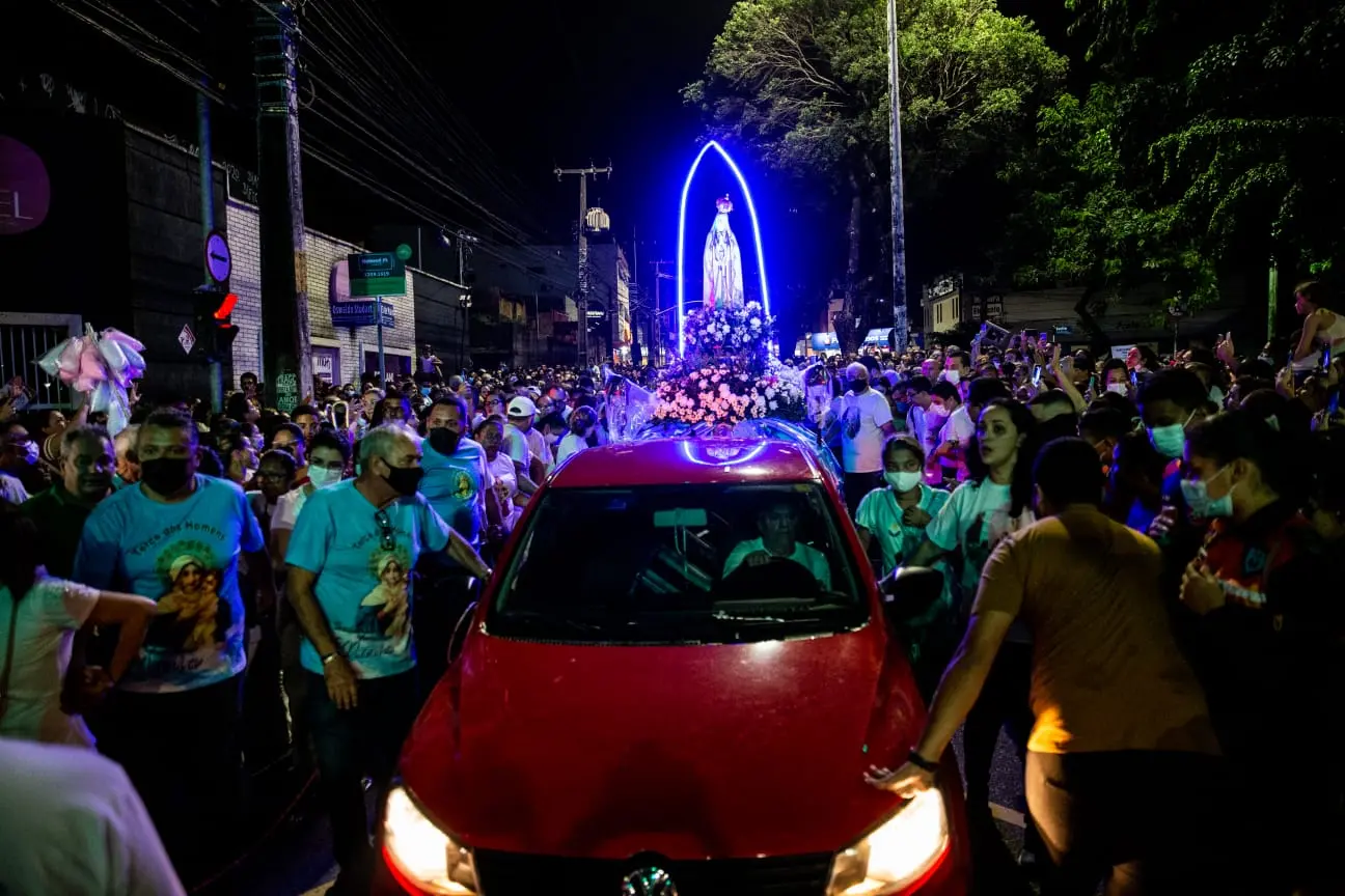 imagem de nossa senhora transportada sobre carro