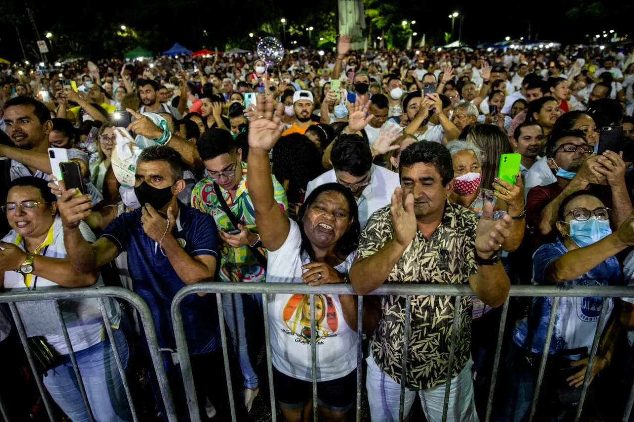 fiéis louvando nossa senhora