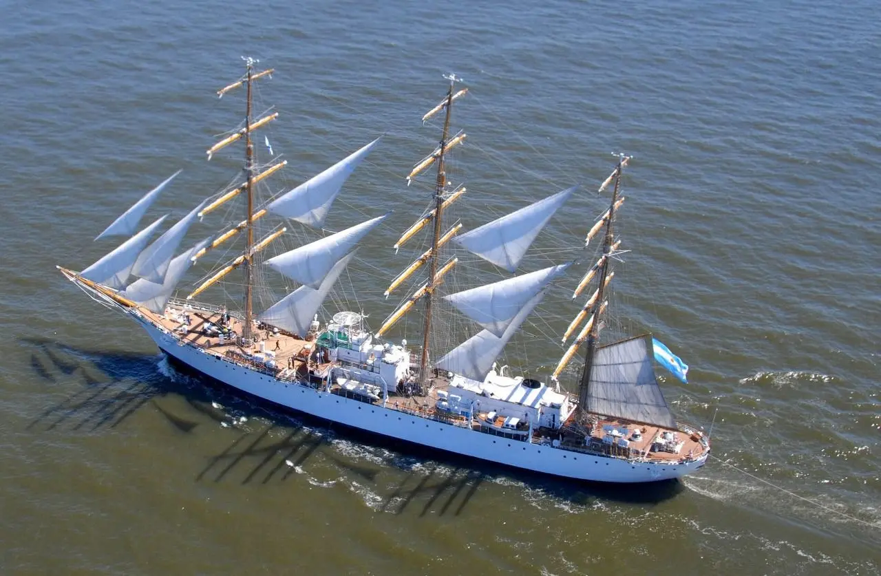 Navio possui quatro mastros e velas que cobrem uma área de 2.600 metros quadrados