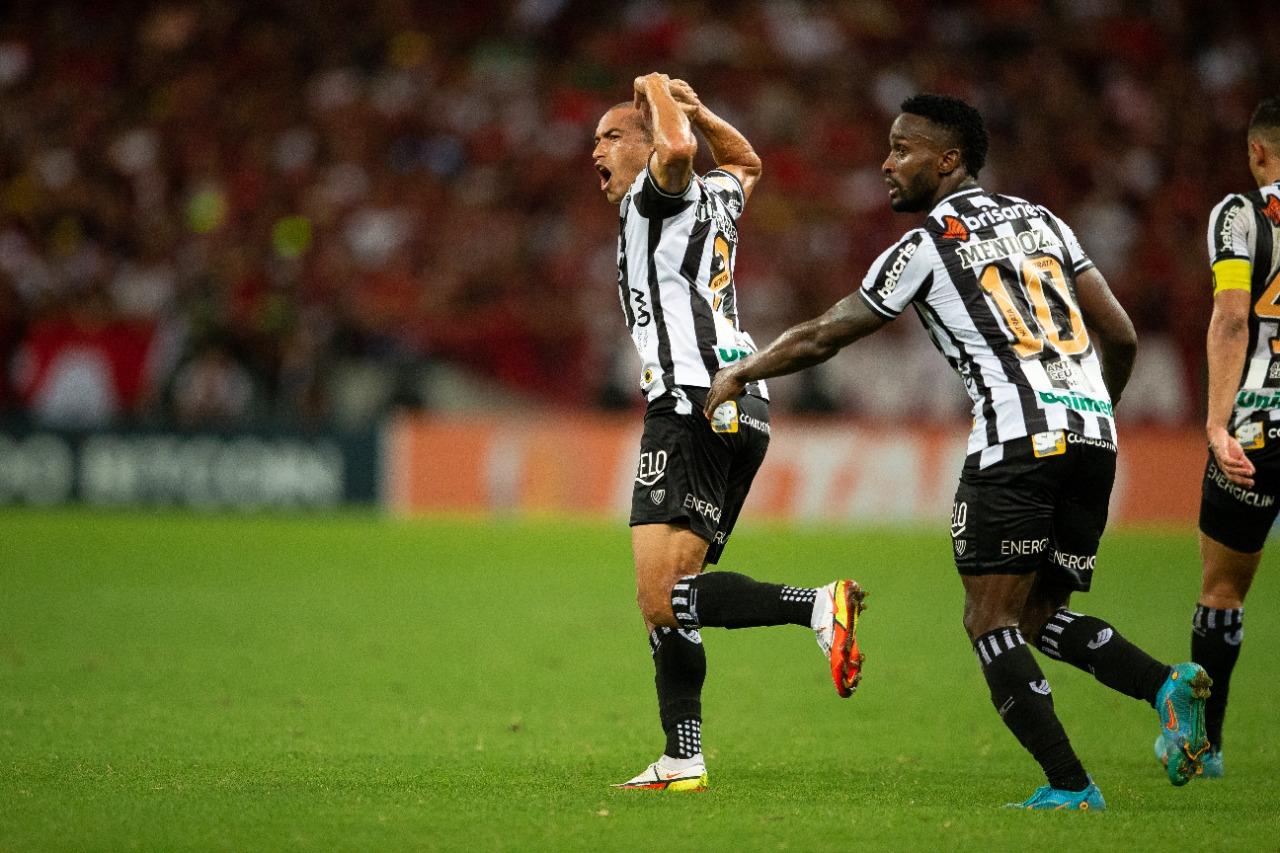 Nino Paraíba comemora gol marcado contra o Flamengo