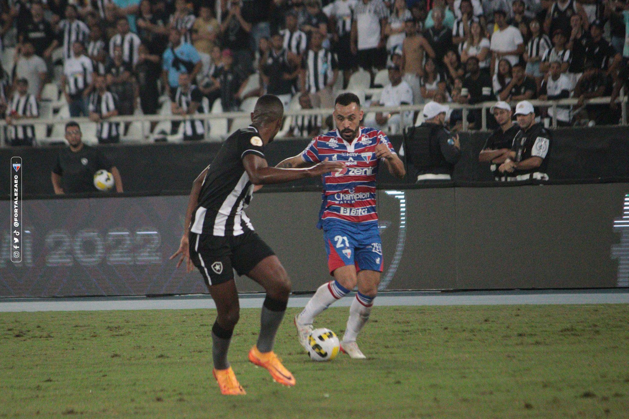 Moisés contra Kanu, em jogo Botafogo x Fortaleza
