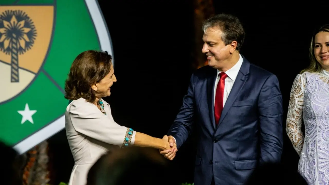 Izolda e Camilo em cerimônia de entrega de cargo