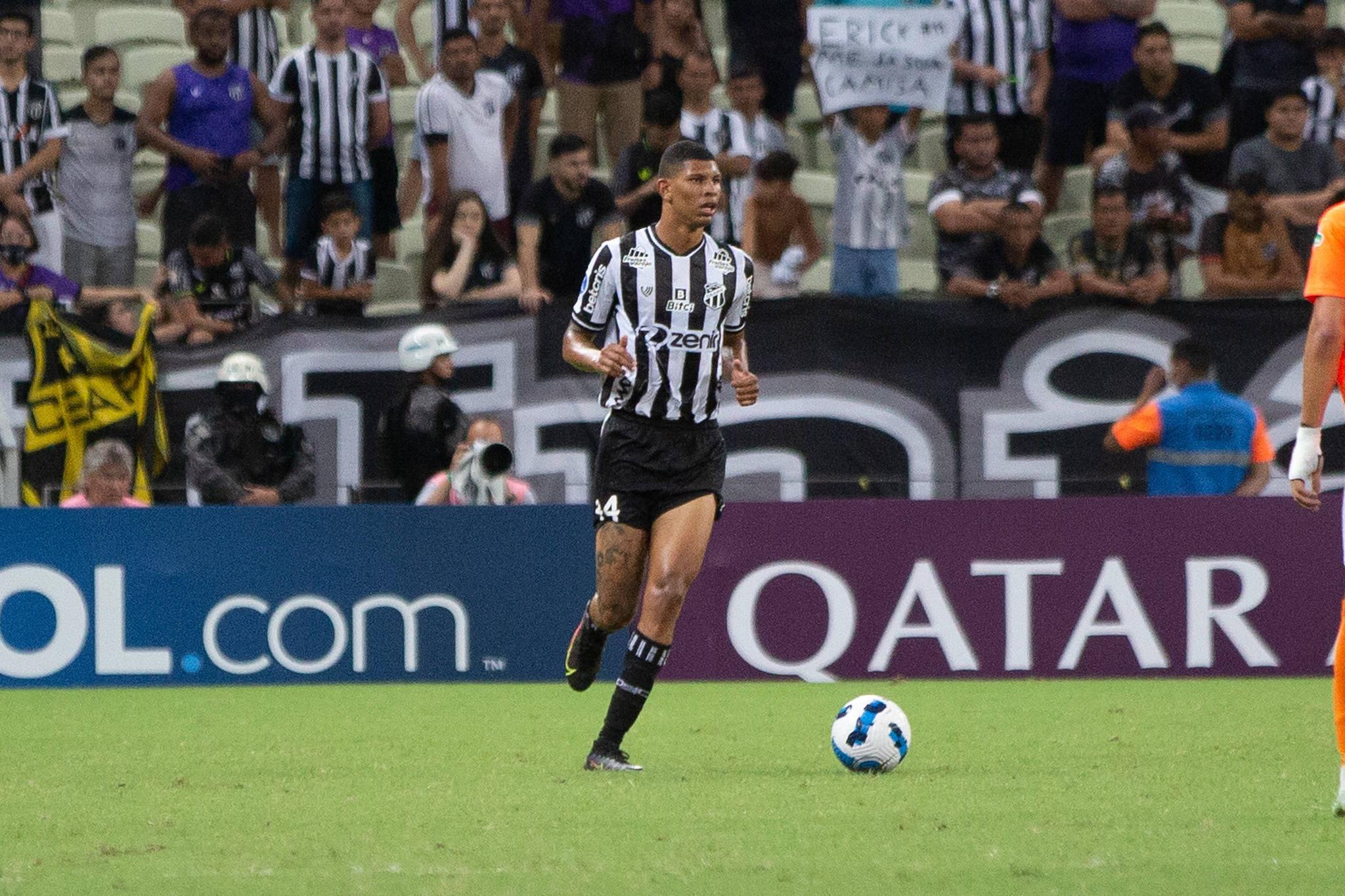 Marcos Victor com a bola dominada