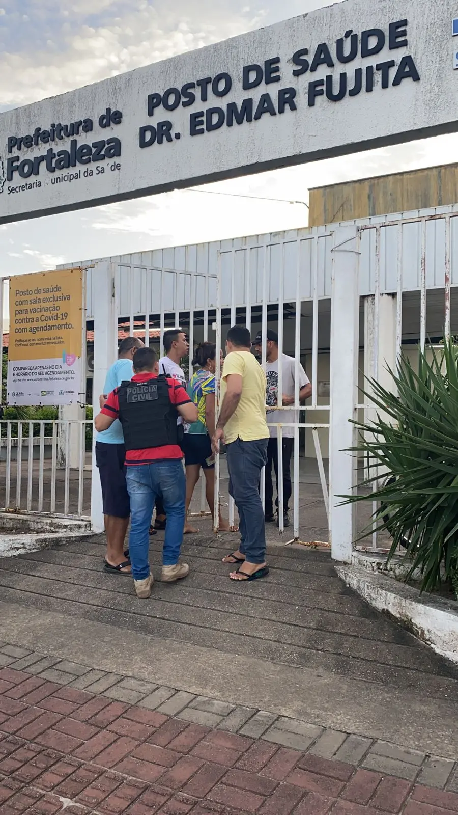 pessoas entrando em posto de saúde