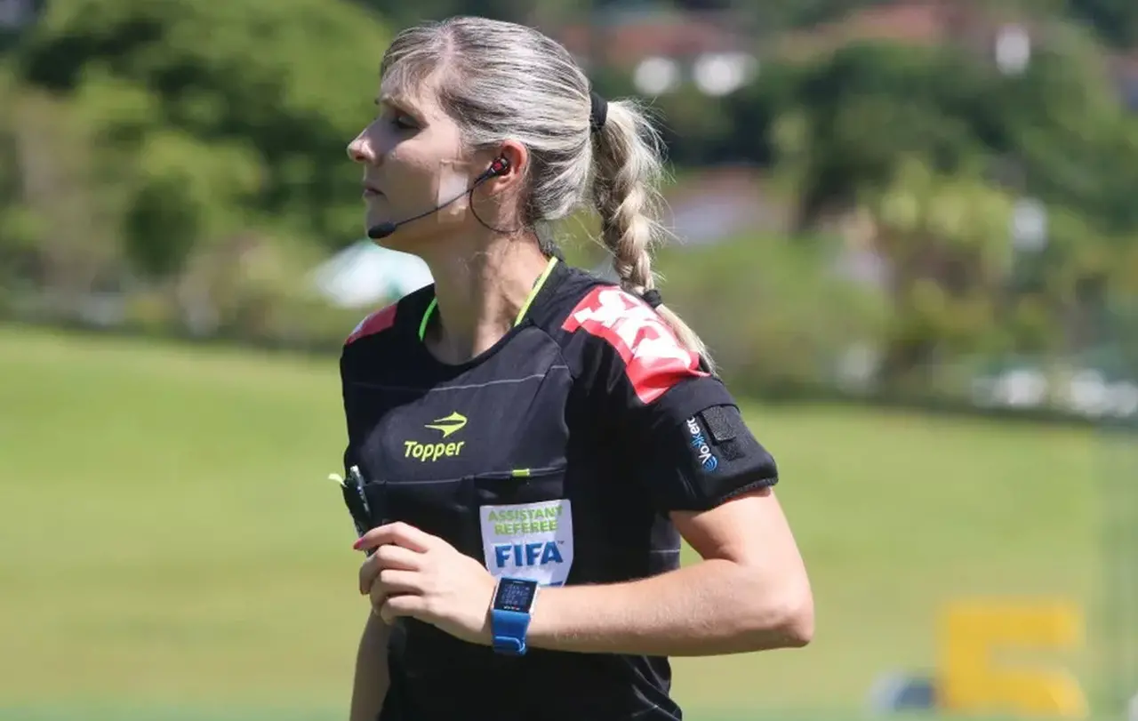 Neuza Inês Back com semblante sério em atividade da CBF