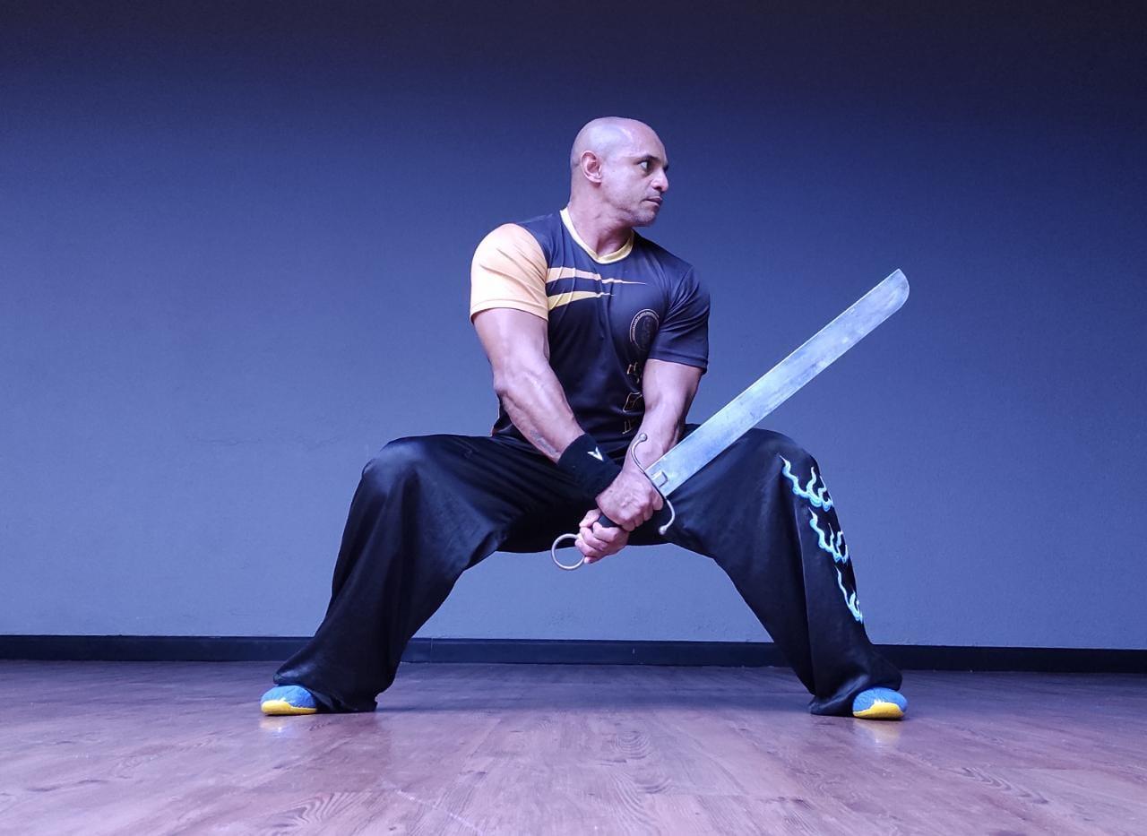 Carlos André em ação no Wushu