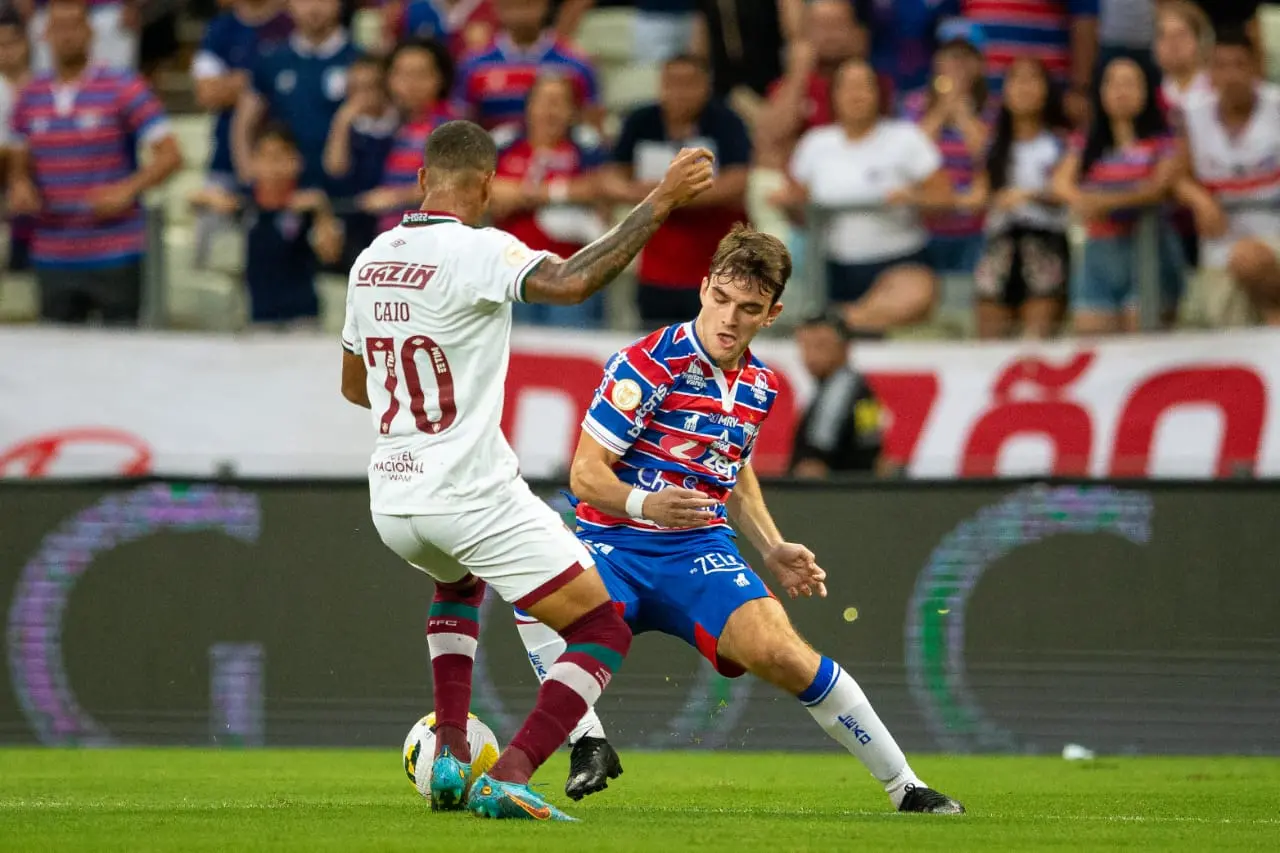 Depietri com a bola é marcado por jogador do Fluminense