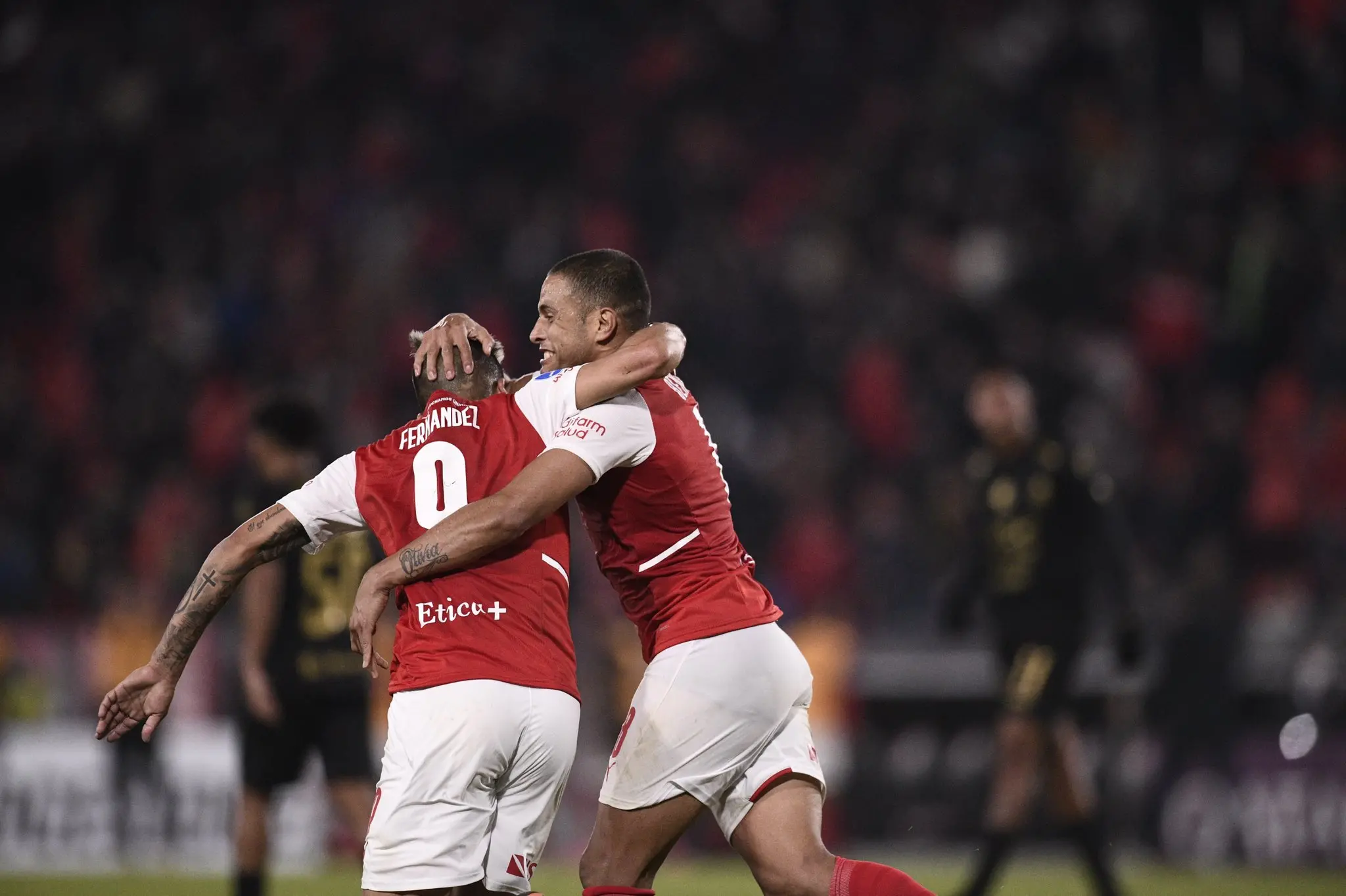 Atletas do Independiente comemoram gol