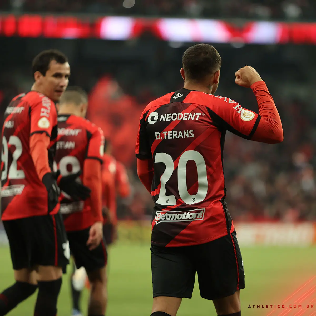 Atleta do Athletico-PR comemora gol